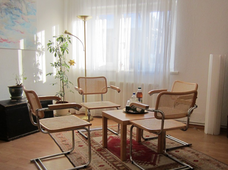 Ein schön eingerichteter Gesprächsraum.